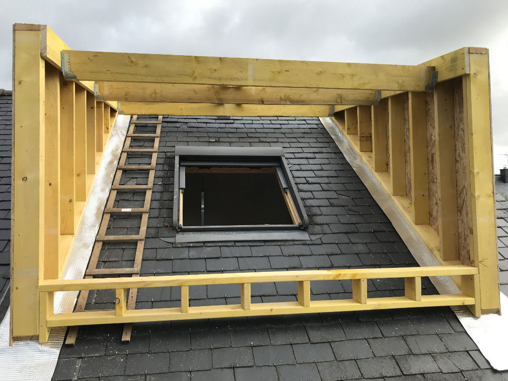 Chantier de couverture en ardoise avec charpente bois réalisé par un couvreur à Gisors, Eure
