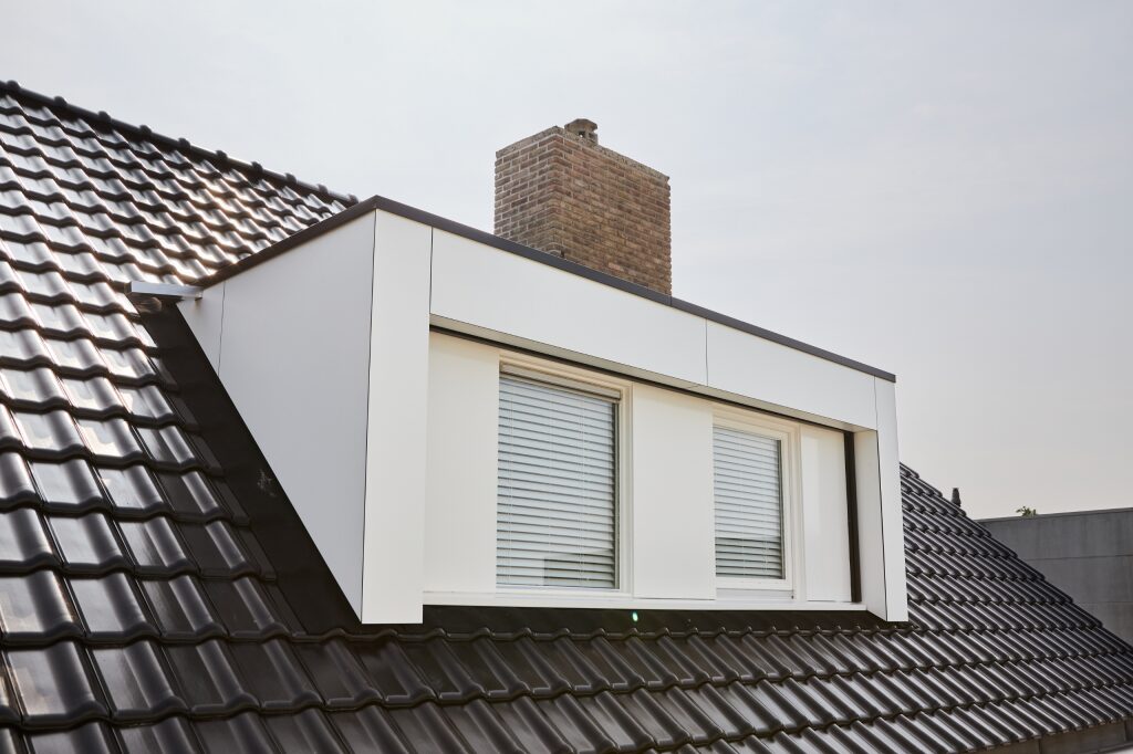 Rénovation complète de toiture en tuile plate avec lucarne à Beauvais, Oise